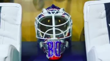 Spēcīgi! Mūsu NHL vārtsarga Merzļikina ķiveri jaunajā sezonā rotās veltījums Kivleniekam