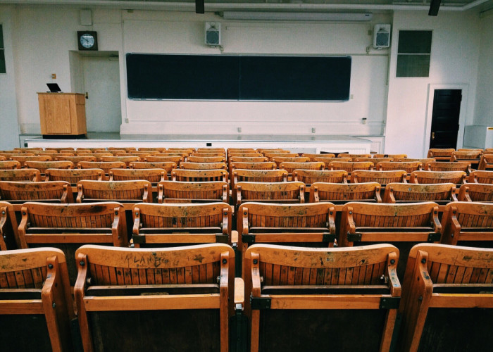Kontroldarba laikā studenti skatās uz augšu, lai smeltos iedvesmu. Lejup, lai nokaunētos par savu nezināšanu. Pa labi un pa kreisi, lai iegūtu informāciju!