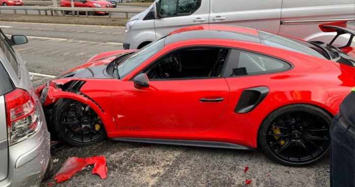 Testa brauciena laikā avarēja 300'000 USD Porsche