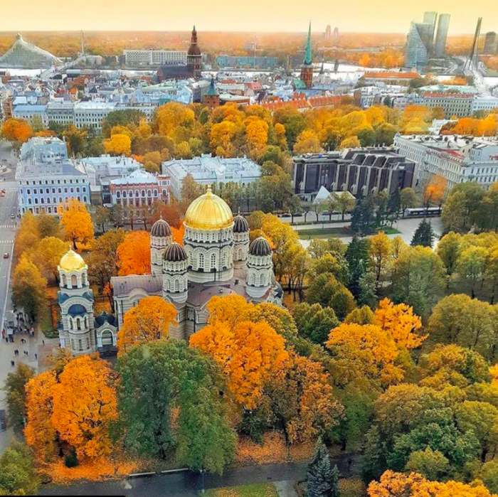 25 romantiskas un sajūtu pilnas bildes no Rīgas ZELTA RUDENĪ!