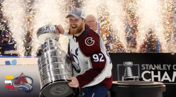 "Avalanche" pēc vairāk nekā 20 gadu pārtraukuma virs galvas ceļ Stenlija kausu