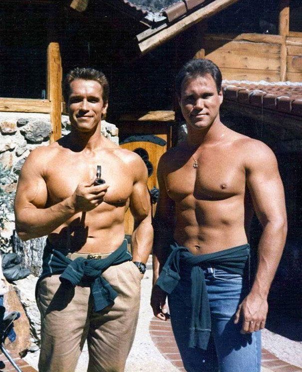 Arnolds Švarcenegers ar līdzinieku filmā "Commando".