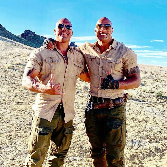 Dveins Džonsons ar dubultnieku, kurš ir arī aktiera brālēns. Filma "Jumanji: The Next Level".