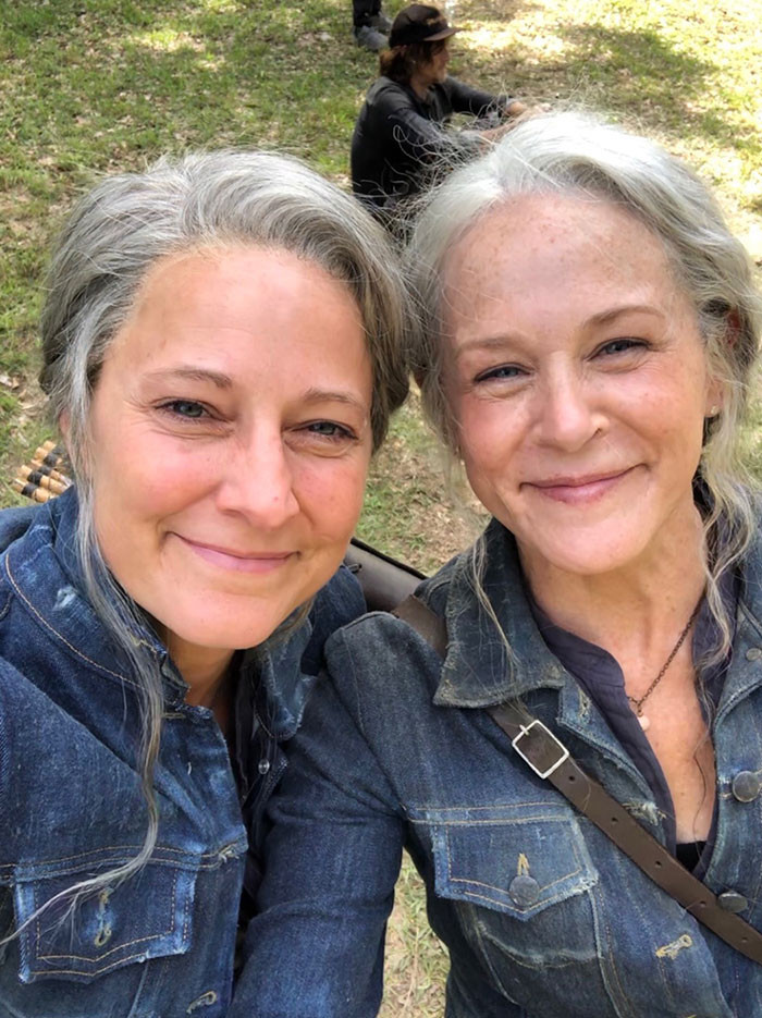 Melisa Makbraida un dubultniece seriālā "Walking Dead".