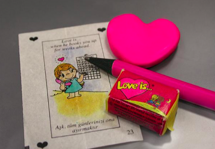 "Love is" košļene ar mīlīgu animāciju dāvanā